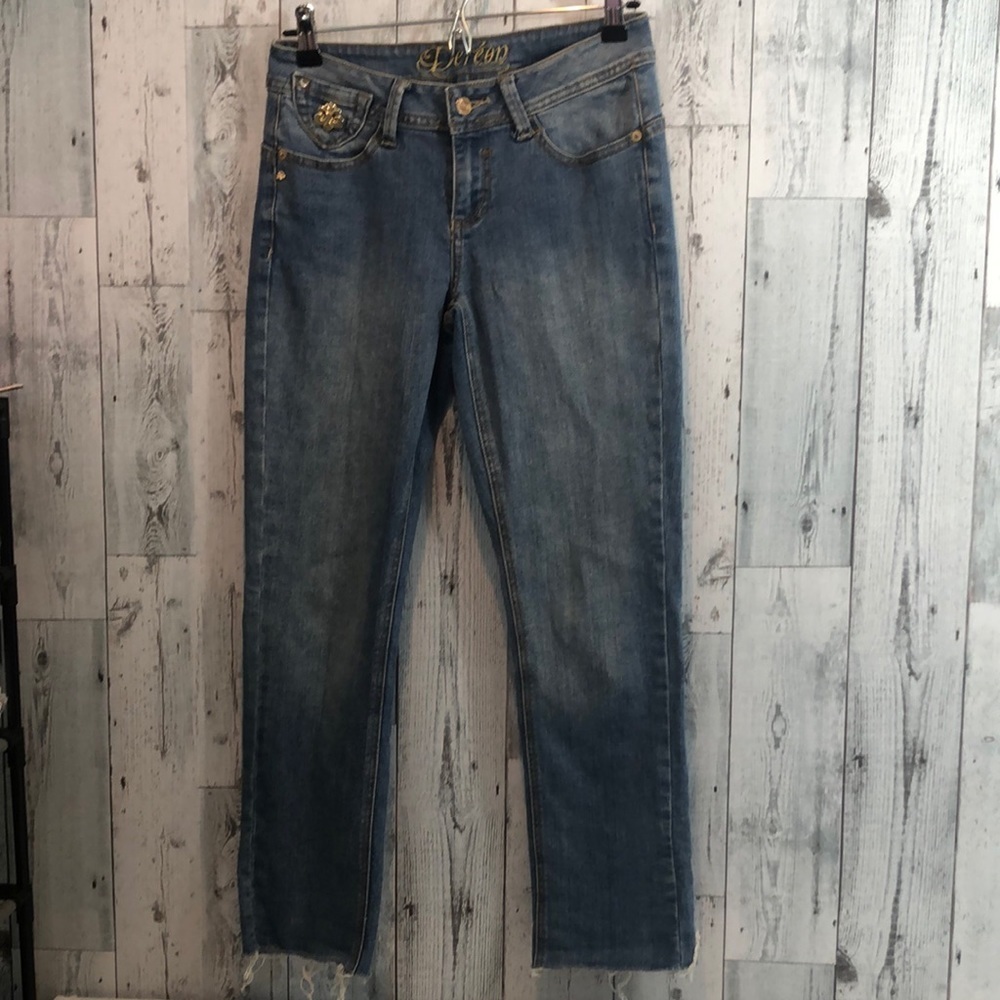 Dereon Frayed Hem Ankle Jeans 3/4